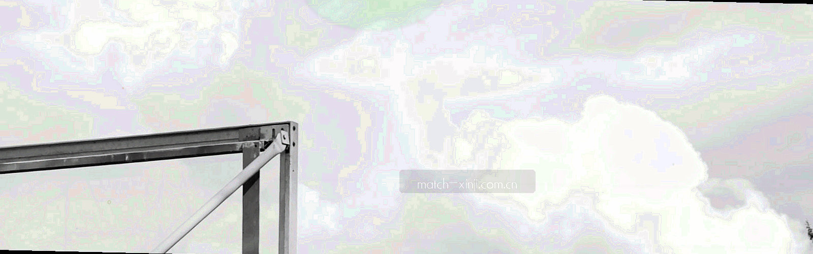 暗色球场草皮与白色球场线构成的抽象背景